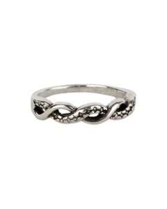 Anel feito em prata, com detalhe de infinito, medindo 2 cm de comprimento por 2 cm de largura. Ideal para se usar sozinho ou com conjunto de anéis!	